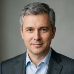 Профессиональный портрет русского бизнесмена, уверенный взгляд, студийное освещение, высокое качество.